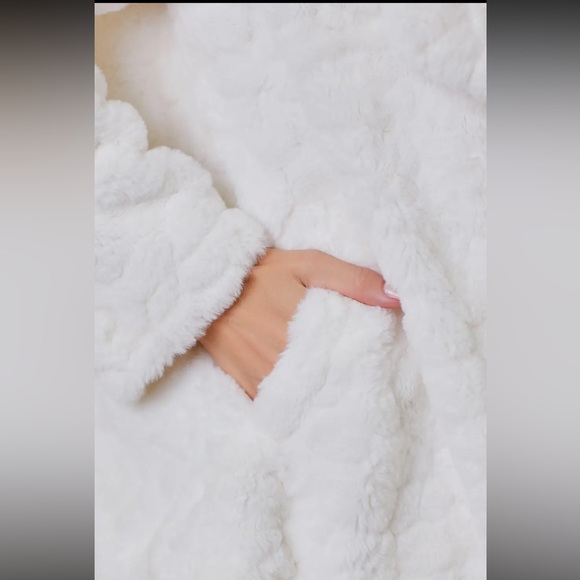 439. Faux Fur Jacket White Wide Lapel Collar With Pockets NEW Item NWT S, M, L - Picture 3 of 9